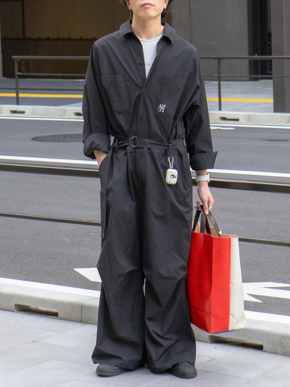 ブラック系のつなぎ/オールインワン、その他のTシャツ/カットソー、ホワイト系のトートバッグを着用したメンズの春コーディネートの5枚目の写真