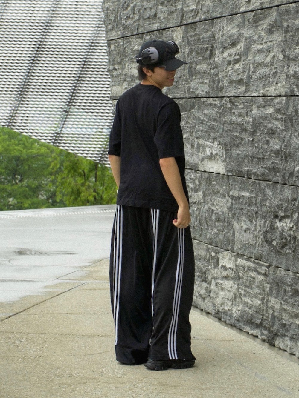 その他のTシャツ/カットソー、ブラック系のその他パンツ、ブラック系のスニーカーを着用したメンズの夏コーディネートの2枚目の写真