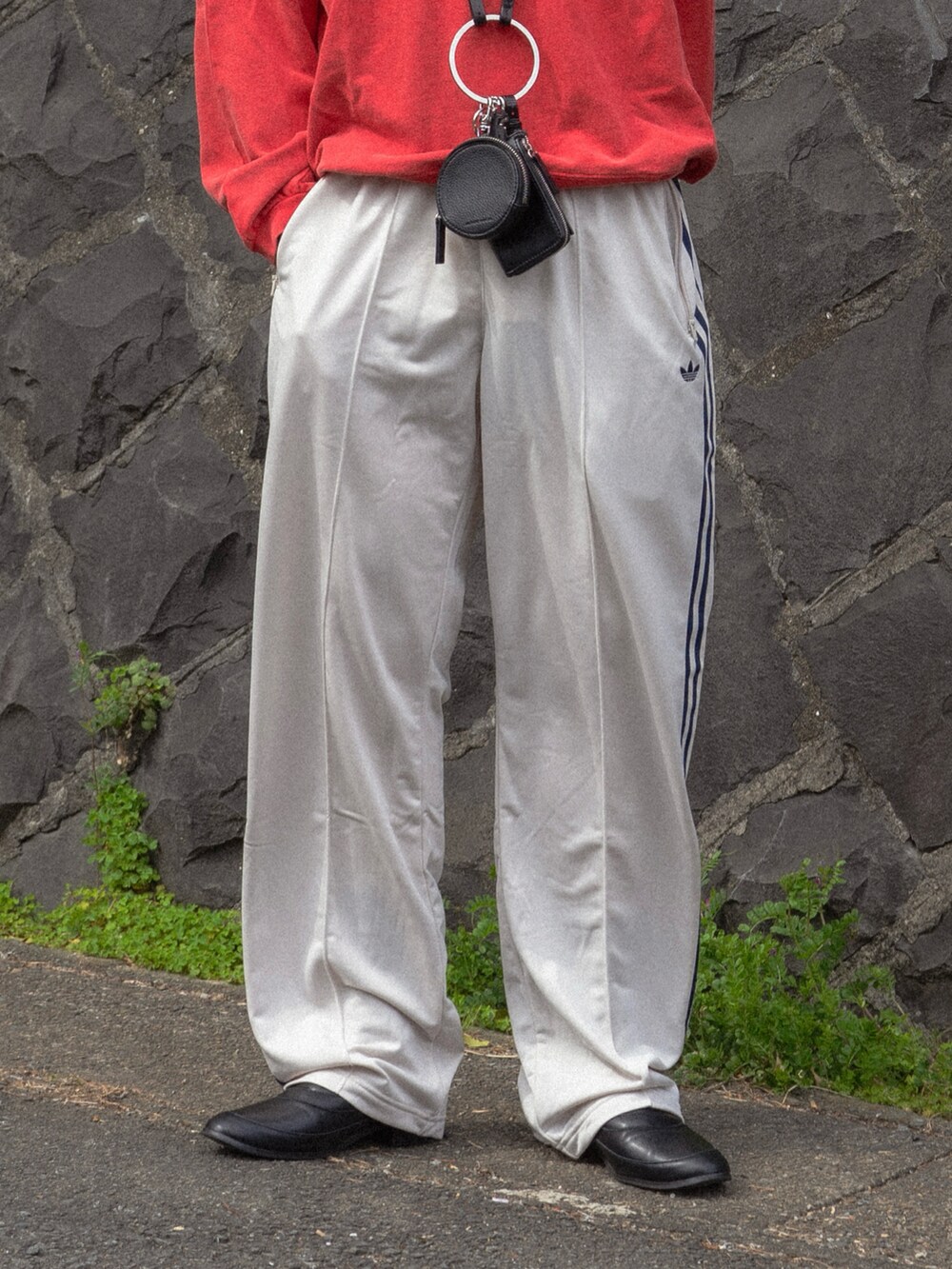 レッド系のスウェット、ホワイト系のその他パンツ、ブラック系のショルダーバッグを着用したメンズの春コーディネートの4枚目の写真