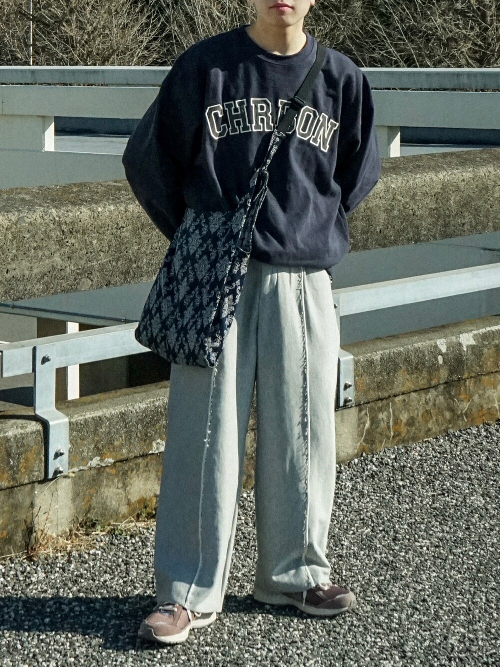 ブルー系のスウェット、グレー系のスウェットパンツ、ブルー系のショルダーバッグを着用したメンズの冬コーディネートの5枚目の写真