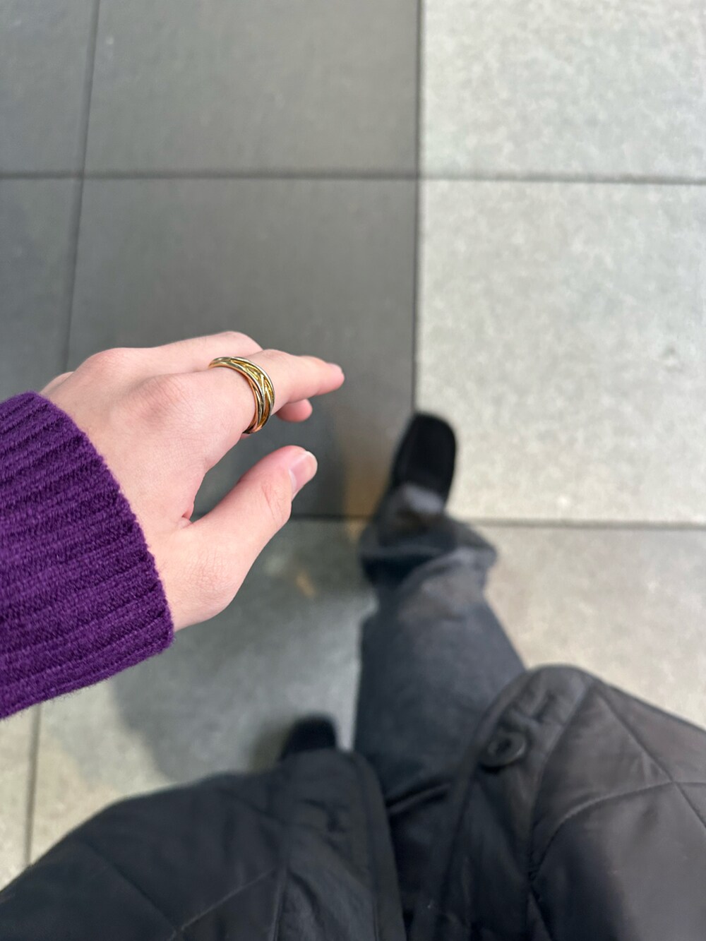 パープル系のニット/セーター、ブラック系のミリタリージャケット、グレー系のデニムパンツを着用したメンズの冬コーディネートの5枚目の写真