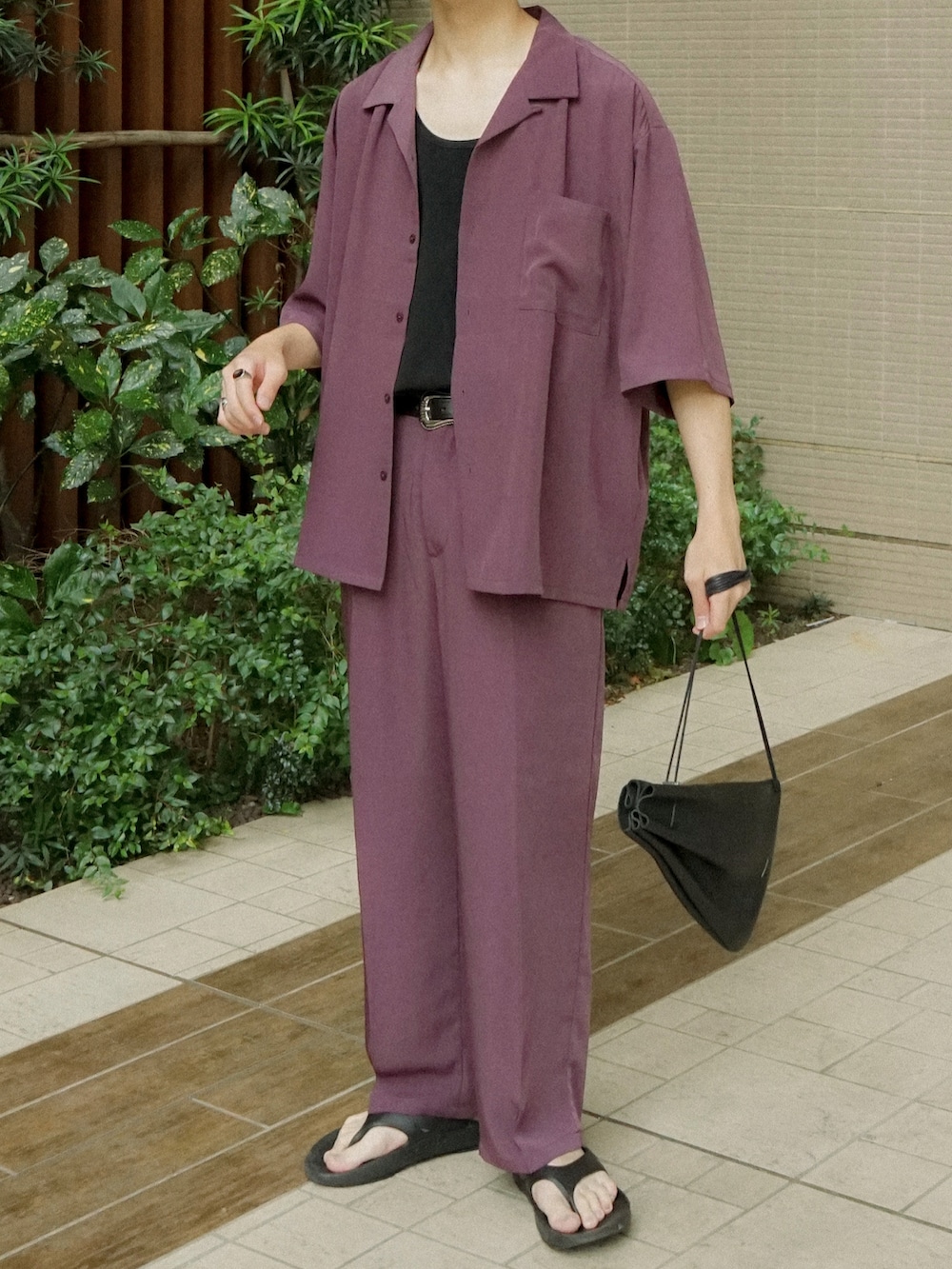 レッド系のシャツ/ブラウス、レッド系のスラックス、ブラック系のショルダーバッグを着用したメンズの夏コーディネートの5枚目の写真