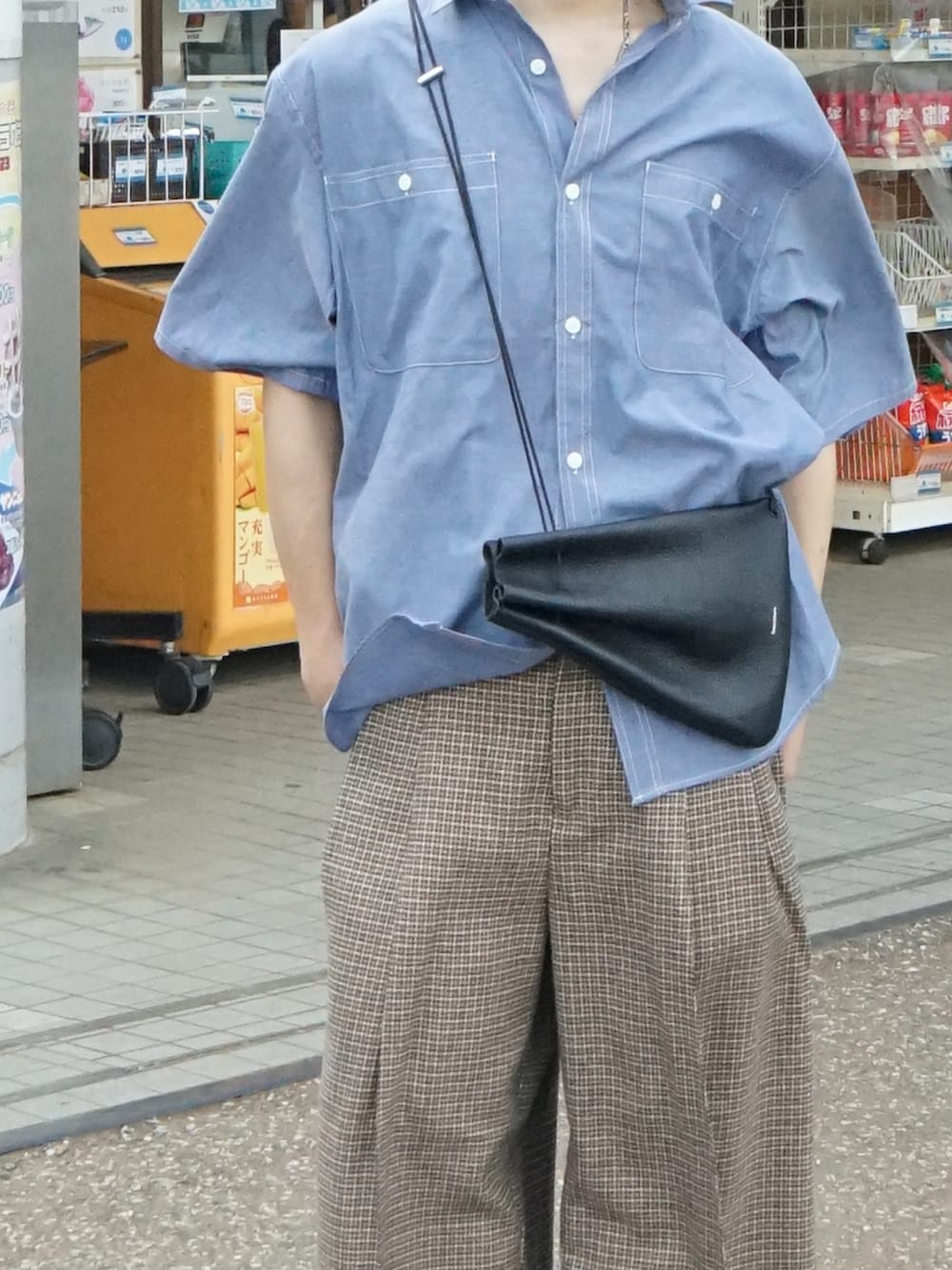 ブルー系のシャツ/ブラウス、ベージュ系のスラックス、ブラック系のショルダーバッグを着用したメンズの夏コーディネートの4枚目の写真