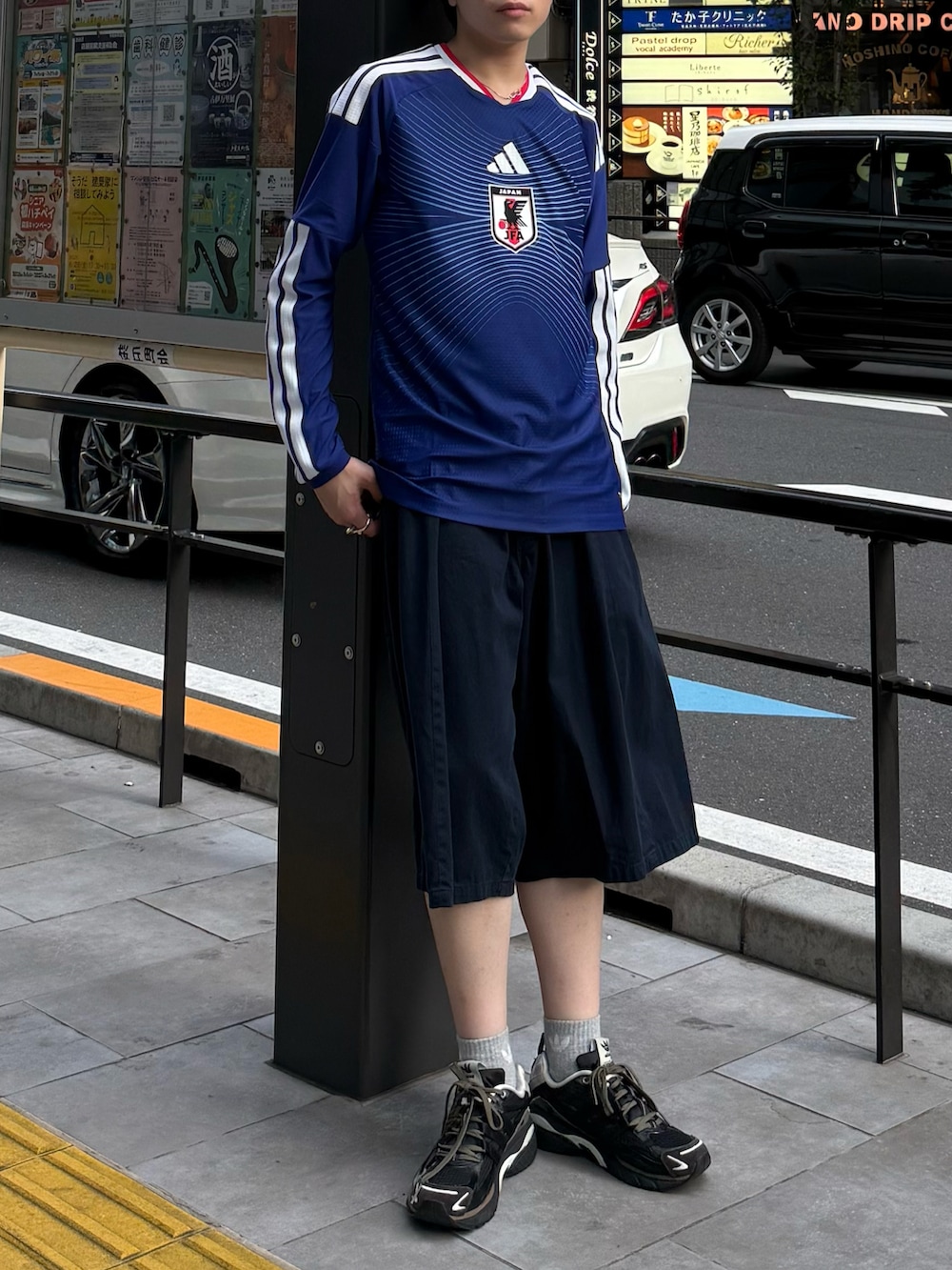 ブルー系のTシャツ/カットソー、ブルー系のその他パンツ、ブラウン系のスニーカーを着用したメンズの夏コーディネートの3枚目の写真