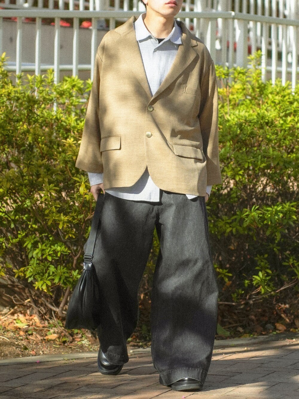 ブラウン系のテーラードジャケット、ブラック系のシャツ/ブラウス、ブラック系のデニムパンツを着用したメンズの春コーディネートの5枚目の写真