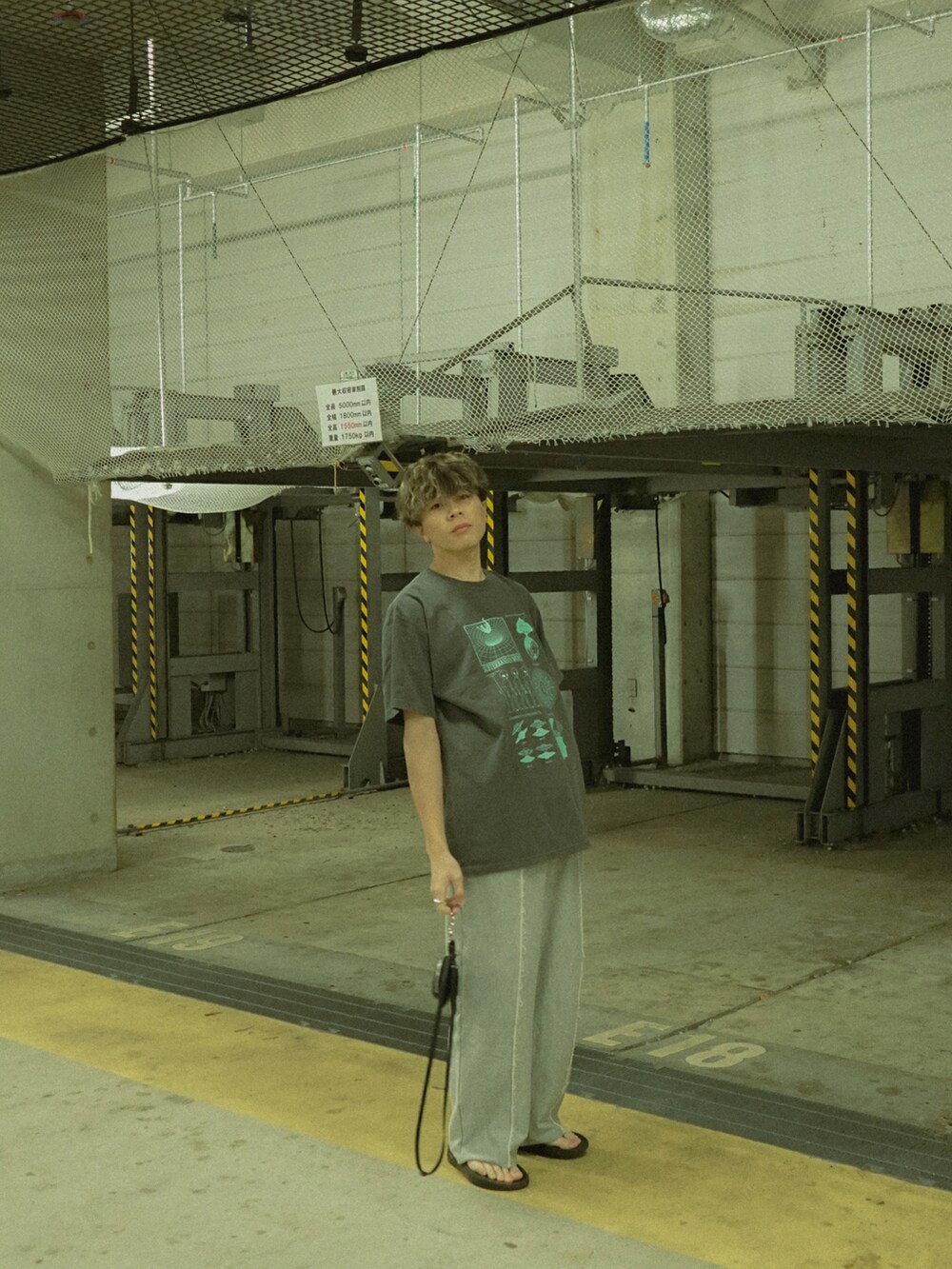 グレー系のTシャツ/カットソー、グレー系のスウェットパンツ、ブラック系のショルダーバッグを着用したメンズの春コーディネートの3枚目の写真