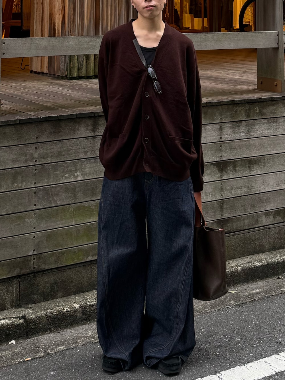 ブルー系のタンクトップ、ブルー系のデニムパンツ、ブラック系のモカシン/デッキシューズを着用したメンズの秋コーディネートの4枚目の写真