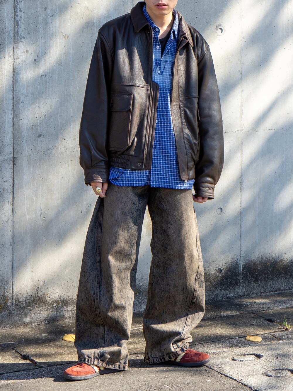 ブラウン系のブルゾン、ブルー系のデニムパンツ、ブルー系のシャツ/ブラウスを着用したメンズの秋コーディネートの5枚目の写真