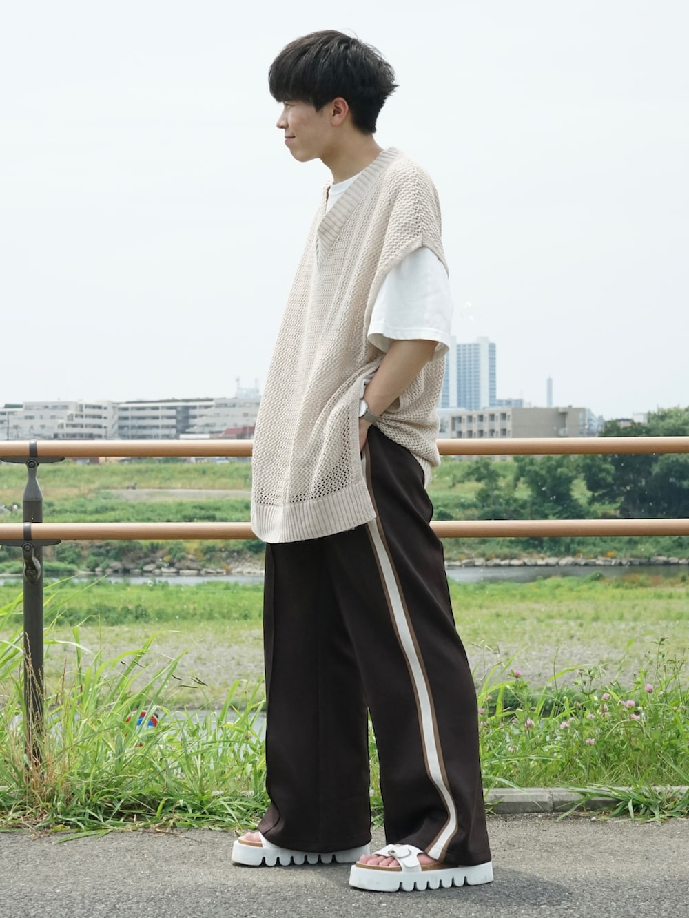 ベージュ系のベスト、ホワイト系のTシャツ/カットソー、ブラウン系のその他パンツを着用したメンズの夏コーディネートの3枚目の写真