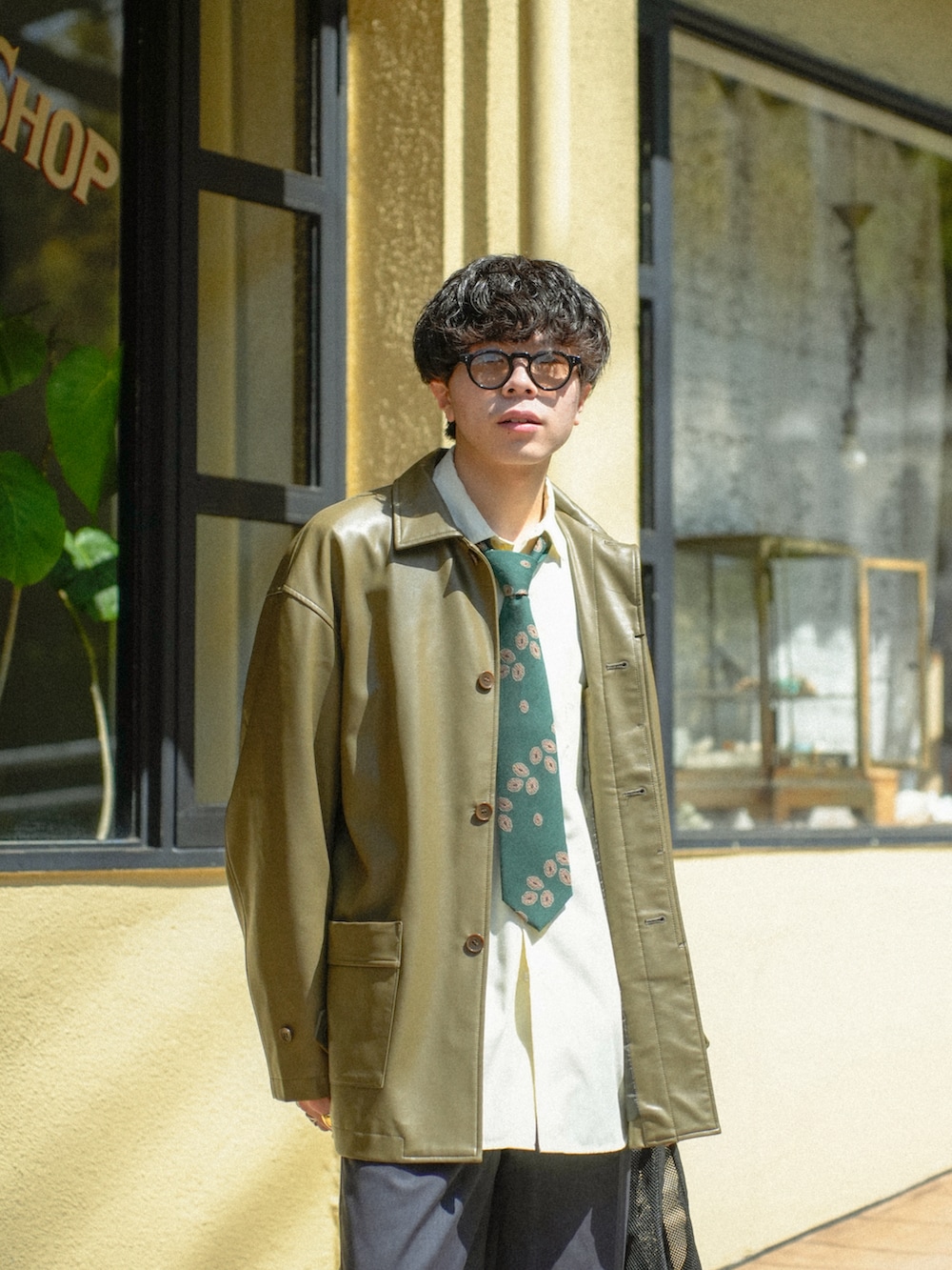 ブラック系のカバーオール、イエロー系のシャツ/ブラウス、グレー系のスラックスを着用したメンズの春コーディネートの3枚目の写真