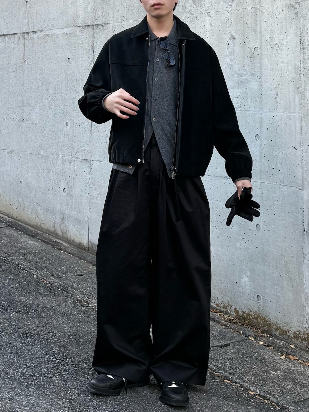 ブラック系のブルゾン、グレー系のシャツ/ブラウス、ブラック系のその他パンツを着用したメンズの冬コーディネートの4枚目の写真