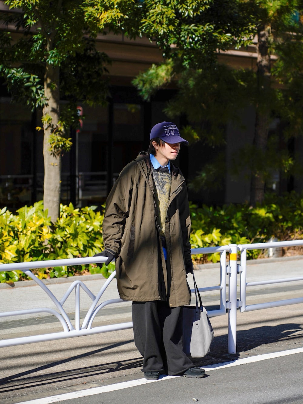 ブラック系のスウェットパンツ、ブラック系のその他シューズ、グリーン系のブルゾンを着用したメンズの冬コーディネートの3枚目の写真