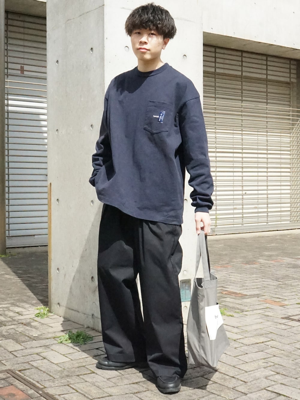 ブルー系のTシャツ/カットソー、ブラック系のその他パンツ、グレー系のトートバッグを着用したメンズの春コーディネートの3枚目の写真