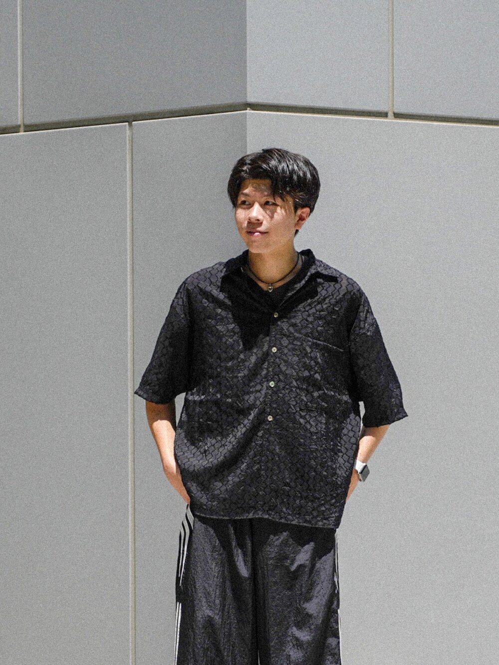 ブラック系のシャツ/ブラウス、ブラック系のスウェットパンツ、ブラック系のスニーカーを着用したメンズの夏コーディネートの4枚目の写真