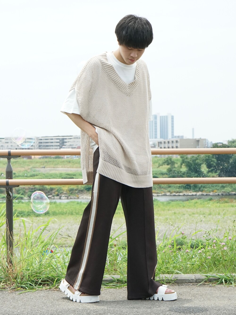 ベージュ系のベスト、ホワイト系のTシャツ/カットソー、ブラウン系のその他パンツを着用したメンズの夏コーディネートの4枚目の写真