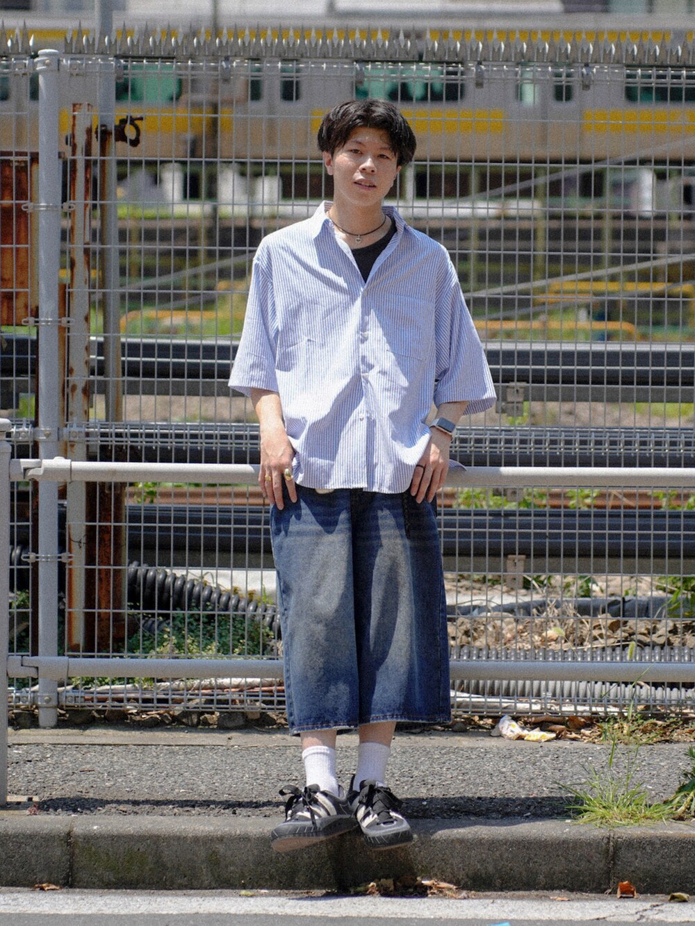 ホワイト系のシャツ/ブラウス、ブルー系のデニムパンツ、ブラック系のスニーカーを着用したメンズの夏コーディネートの2枚目の写真