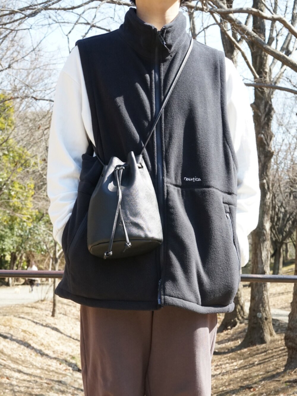 ブルー系のその他アウター、グレー系のスウェットパンツ、ブラック系のショルダーバッグを着用したメンズの春コーディネートの4枚目の写真