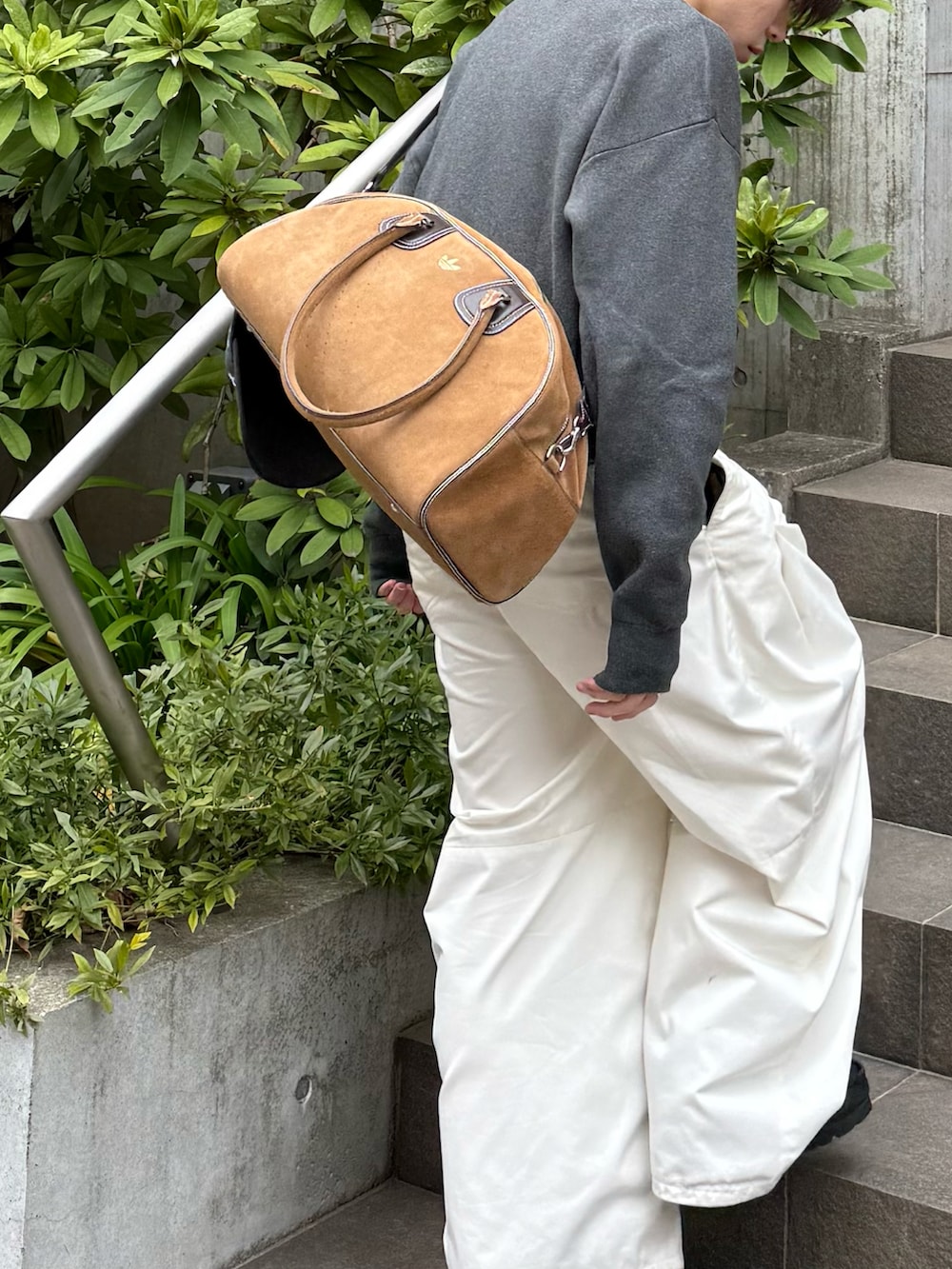 グレー系のニット/セーター、グレー系のTシャツ/カットソー、ホワイト系のその他パンツを着用したメンズの春コーディネートの4枚目の写真