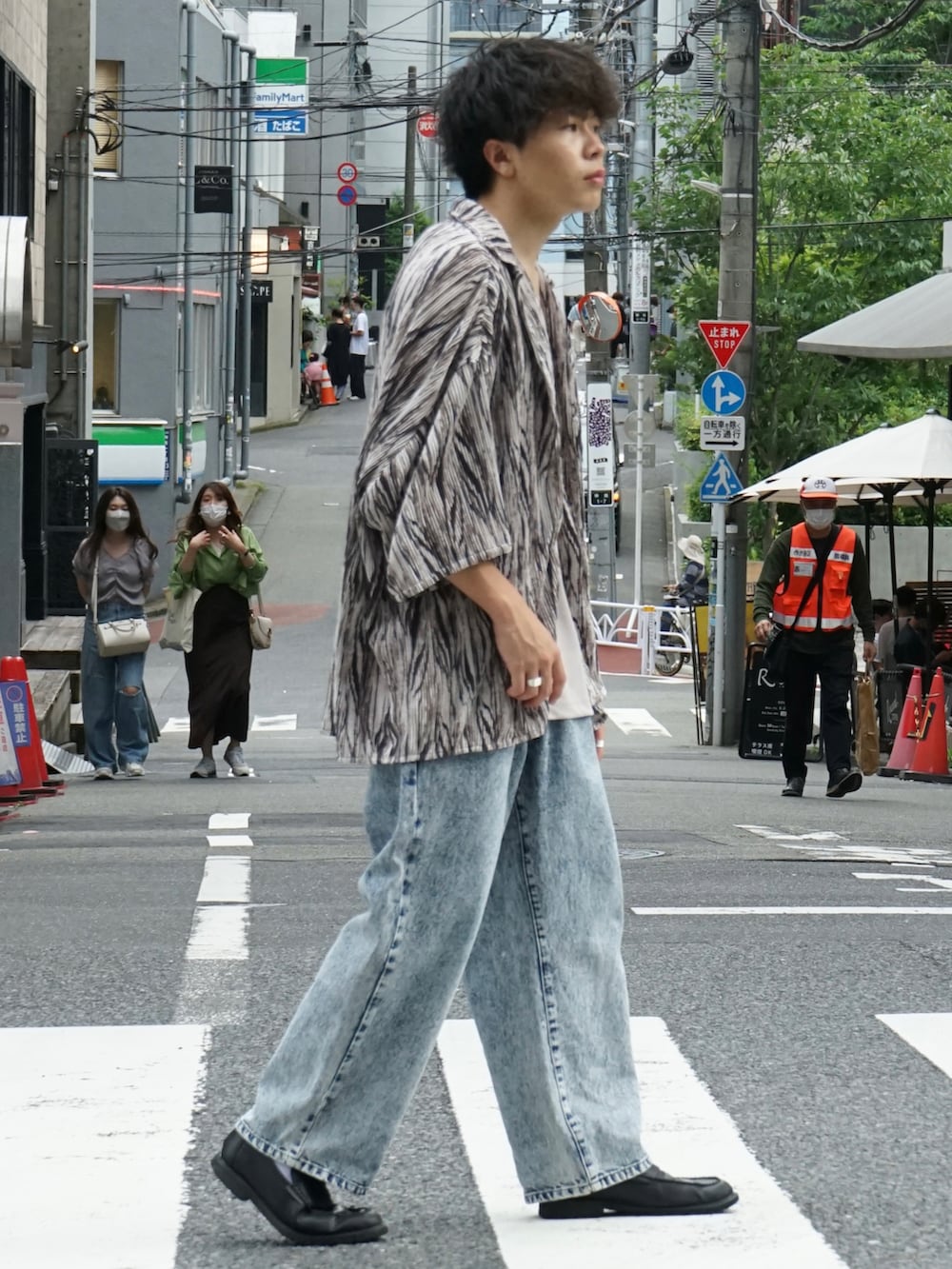 ベージュ系のシャツ/ブラウス、グレー系のタンクトップ、ブルー系のデニムパンツを着用したメンズの夏コーディネートの2枚目の写真