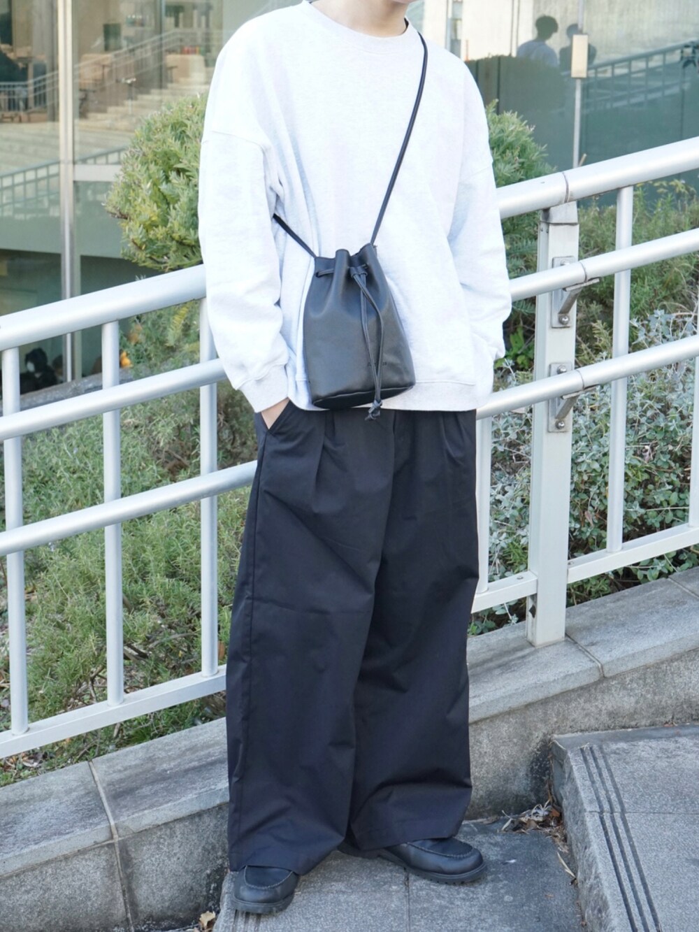グレー系のスウェット、ブラック系のその他パンツ、ブラック系のショルダーバッグを着用したメンズの春コーディネートの5枚目の写真