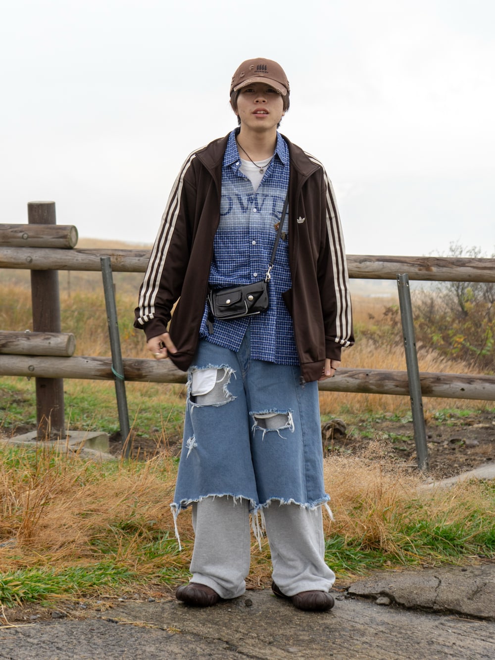 ブラウン系のジャージ、ブルー系のシャツ/ブラウス、グレー系のスウェットパンツを着用したメンズの秋コーディネートの2枚目の写真