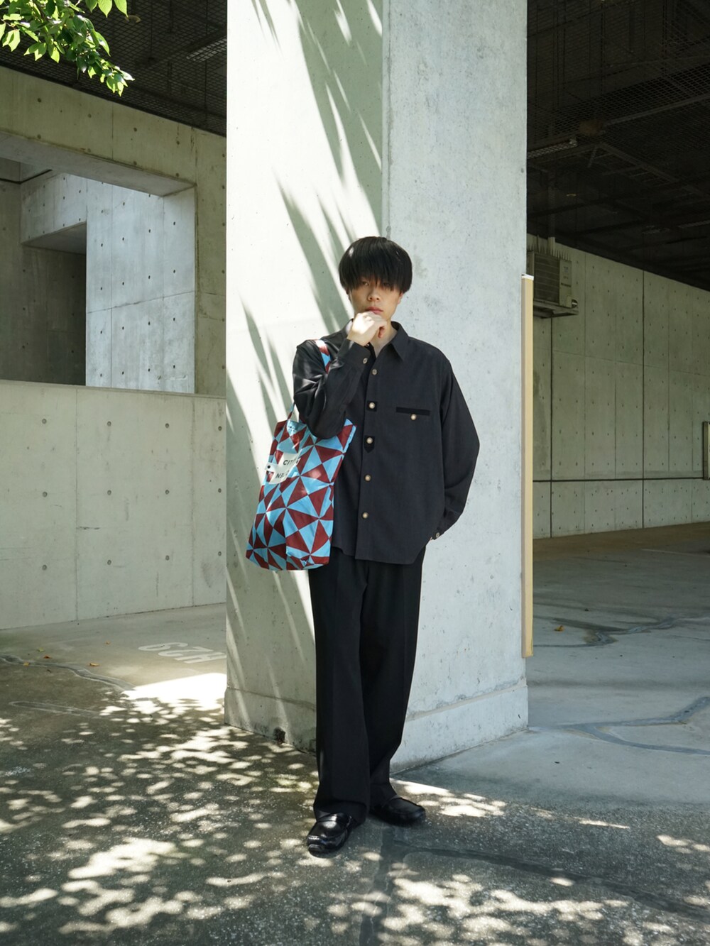 グレー系のシャツ/ブラウス、ブラック系のスラックス、ブルー系のトートバッグを着用したメンズの夏コーディネートの3枚目の写真