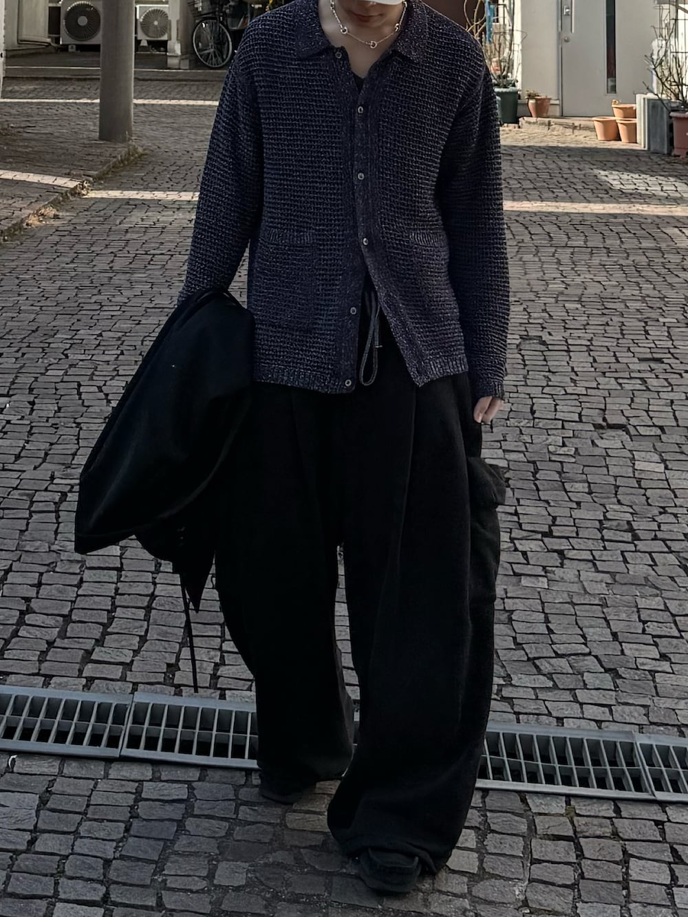 ブラック系のスウェットパンツ、ブラック系のその他シューズ、パープル系のカーディガン/ボレロを着用したメンズの春コーディネートの3枚目の写真