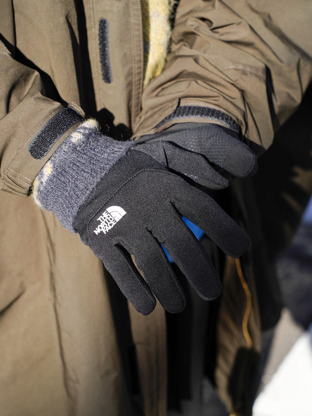 ブラック系のスウェットパンツ、ブラック系のその他シューズ、グリーン系のブルゾンを着用したメンズの冬コーディネートの4枚目の写真