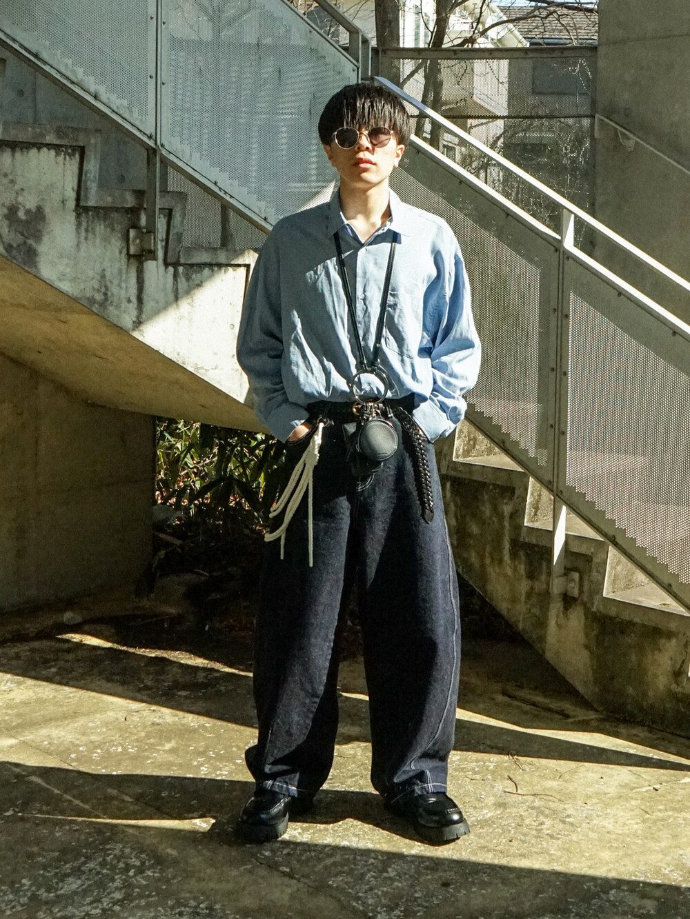 ブルー系のシャツ/ブラウス、ブルー系のデニムパンツ、ブラック系のショルダーバッグを着用したメンズの春コーディネートの2枚目の写真