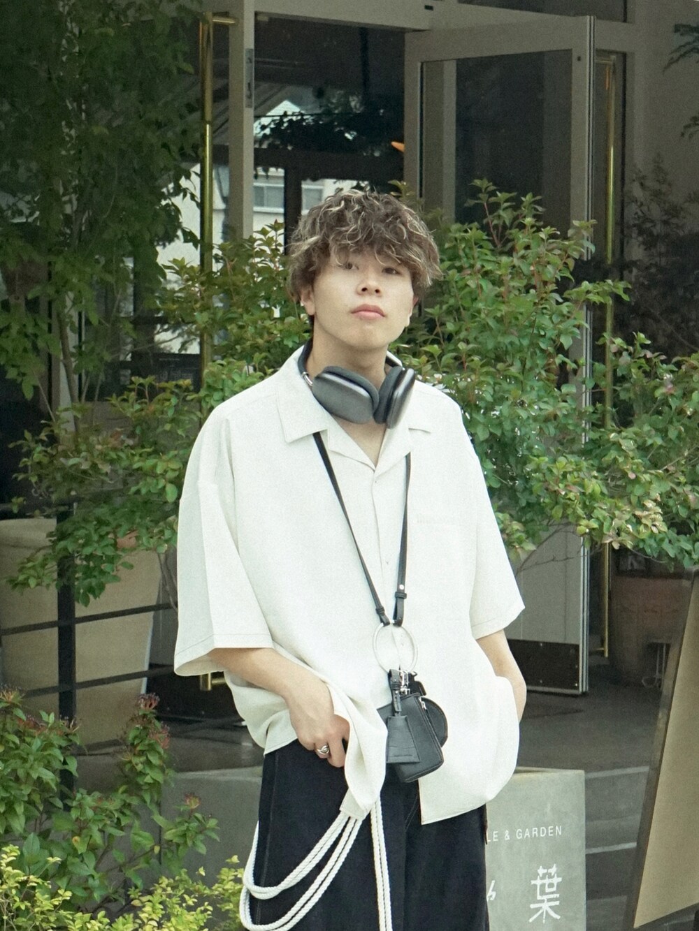 ホワイト系のシャツ/ブラウス、ブルー系のデニムパンツ、ブラック系のショルダーバッグを着用したメンズの夏コーディネートの4枚目の写真