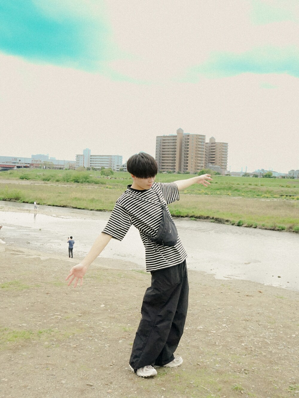 ブラック系のTシャツ/カットソー、ブラック系のその他パンツ、ブラック系のボディバッグ/ウエストポーチを着用したメンズの春コーディネートの3枚目の写真