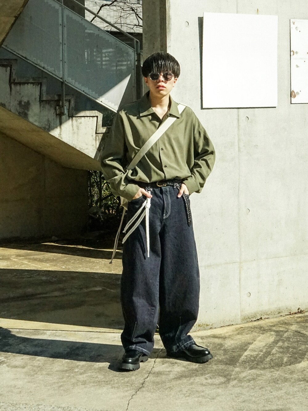 グリーン系のシャツ/ブラウス、ブルー系のデニムパンツ、ブラック系のローファーを着用したメンズの冬コーディネートの2枚目の写真