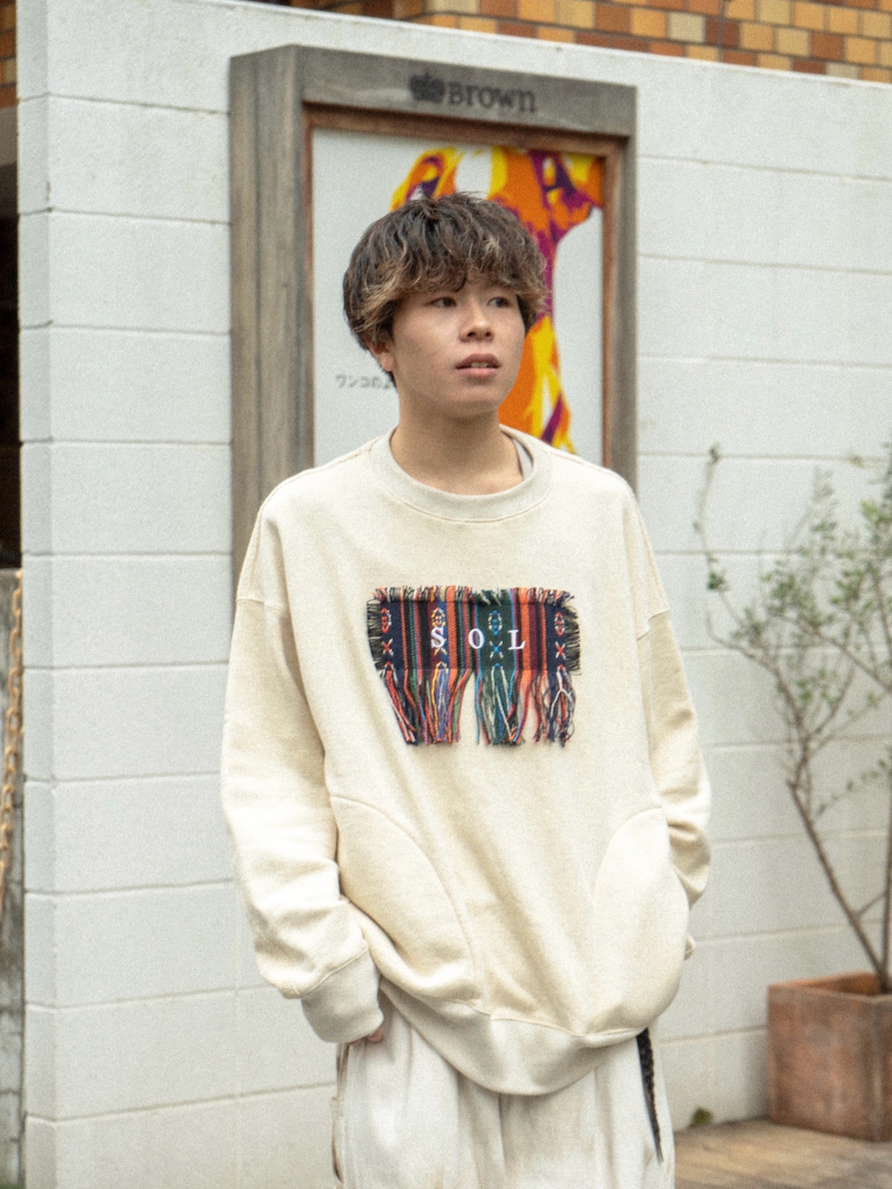 ホワイト系のスウェット、ベージュ系のその他パンツ、ブラック系のその他シューズを着用したメンズの秋コーディネートの4枚目の写真