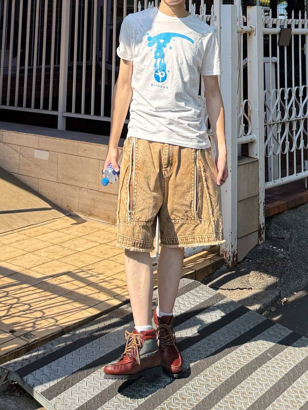 ベージュ系のその他パンツ、ブラウン系のブーツ、シルバー系のリングを着用したメンズの秋コーディネートの2枚目の写真