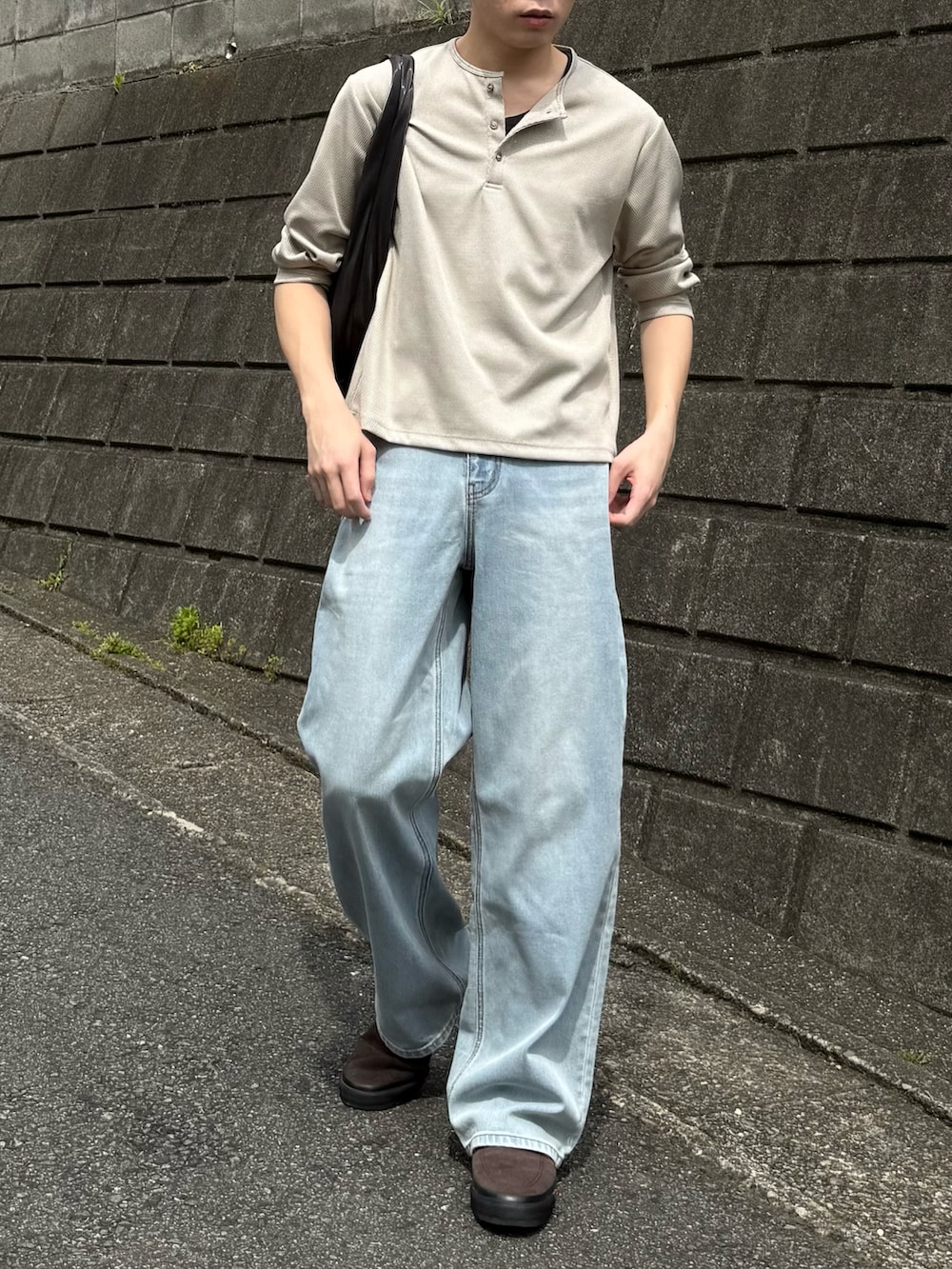 その他のデニムパンツを着用したメンズの春コーディネートの3枚目の写真
