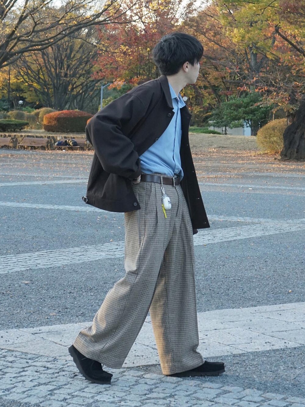 ブラウン系のブルゾン、ブルー系のシャツ/ブラウス、ベージュ系のスラックスを着用したメンズの秋コーディネートの3枚目の写真