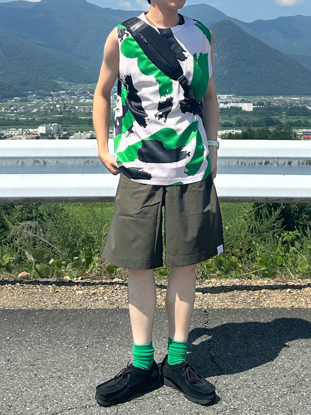 グリーン系のTシャツ/カットソー、ブラック系のショルダーバッグ、グリーン系のその他パンツを着用したメンズの夏コーディネートの5枚目の写真