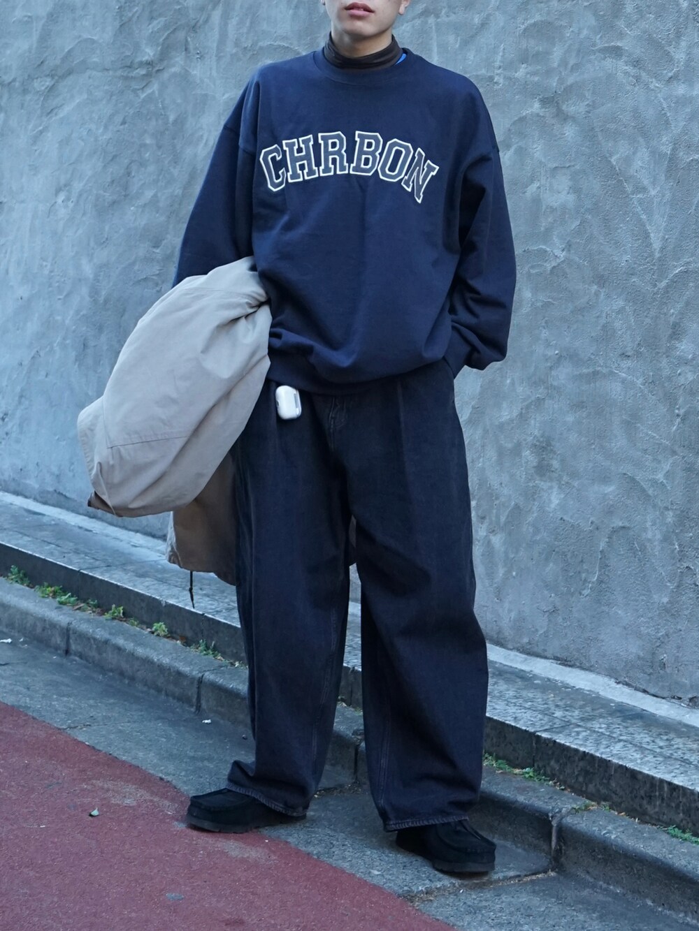 ブルー系のスウェット、ベージュ系のその他アウター、ブラック系のデニムパンツを着用したメンズの冬コーディネートの5枚目の写真