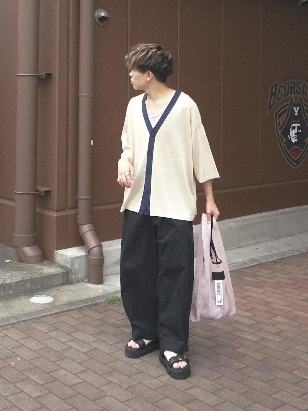 ベージュ系のカーディガン/ボレロ、ピンク系のトートバッグ、ブラック系のサンダルを着用したメンズの夏コーディネートの2枚目の写真