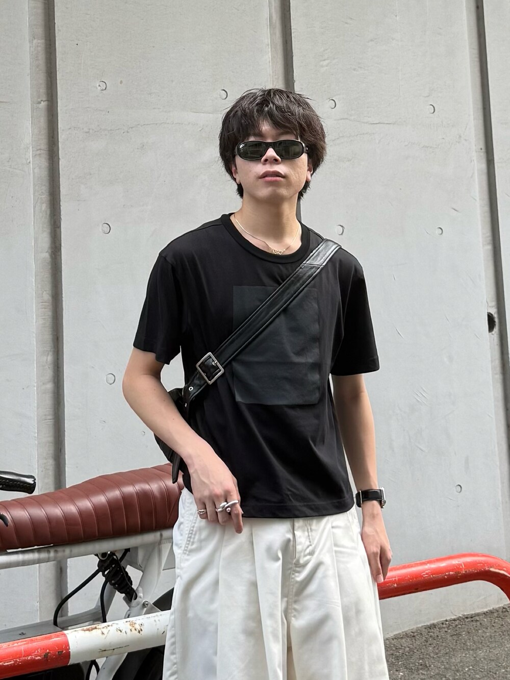 その他のTシャツ/カットソー、ホワイト系のその他パンツ、ブラック系のショルダーバッグを着用したメンズの夏コーディネートの3枚目の写真