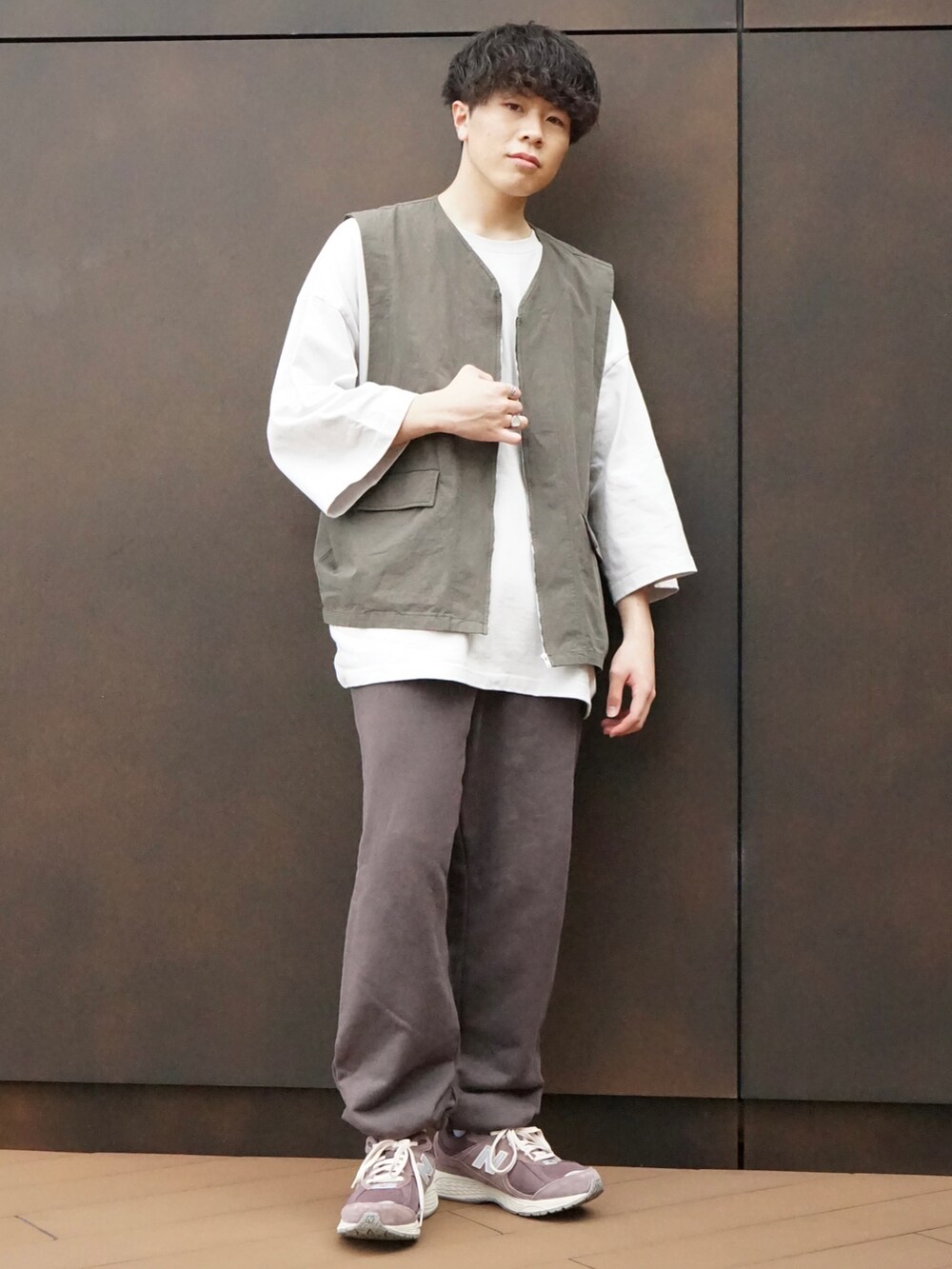 グレー系のTシャツ/カットソー、グレー系のベスト、グレー系のスウェットパンツを着用したメンズの春コーディネートの2枚目の写真