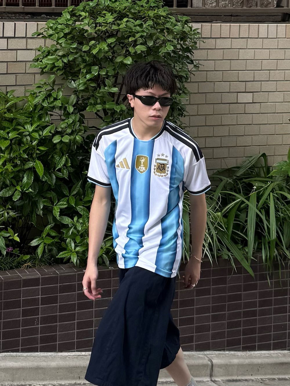 ホワイト系のTシャツ/カットソー、ブルー系のその他パンツ、ブラック系のローファーを着用したメンズの夏コーディネートの3枚目の写真