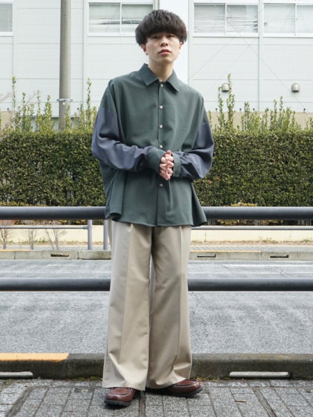 グリーン系のシャツ/ブラウス、ベージュ系のその他パンツ、ブラウン系のモカシン/デッキシューズを着用したメンズの春コーディネートの2枚目の写真