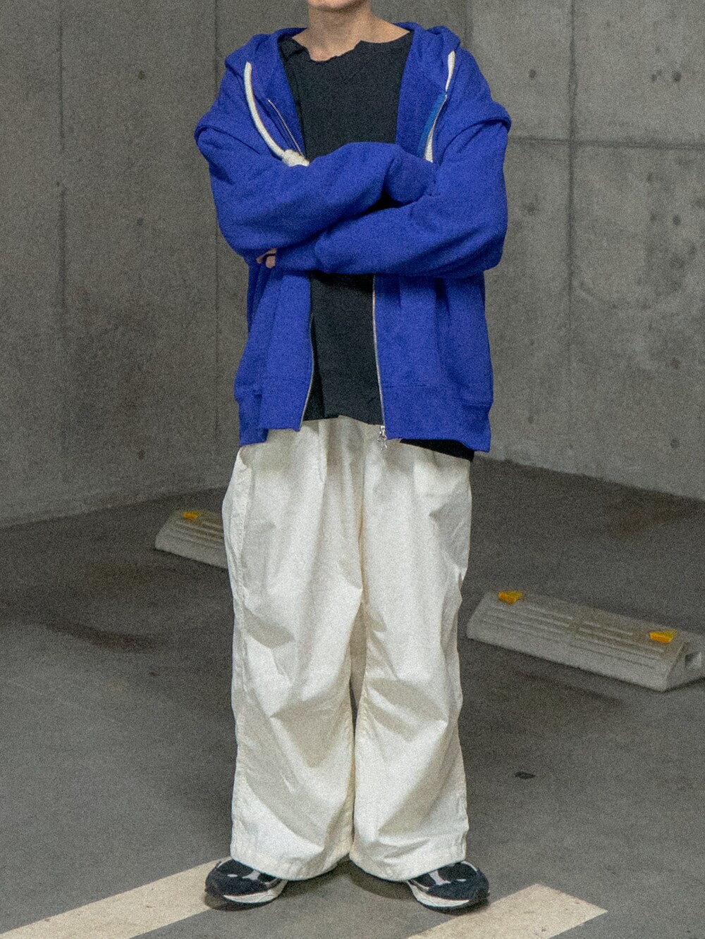 ブルー系のパーカー、ホワイト系のカーゴパンツ、ブラック系のスニーカーを着用したメンズの冬コーディネートの5枚目の写真