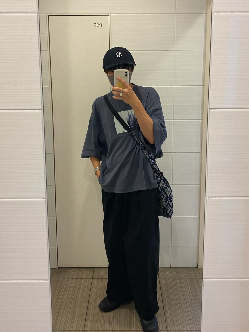 ブルー系のTシャツ/カットソー、ブラック系のその他パンツ、ブルー系のショルダーバッグを着用したメンズの夏コーディネートの3枚目の写真
