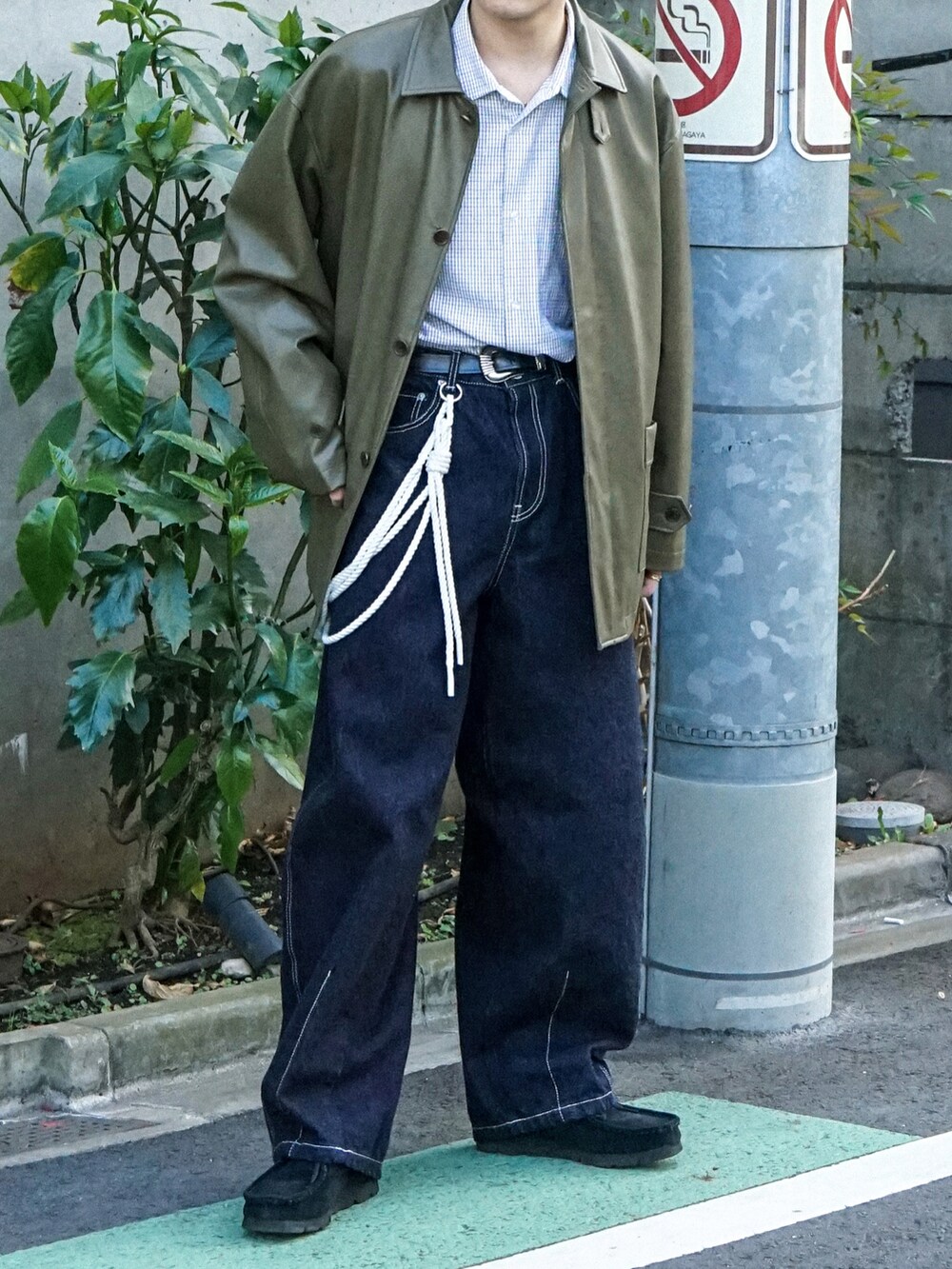 グリーン系のカバーオール、ブラック系のシャツ/ブラウス、ブルー系のデニムパンツを着用したメンズの冬コーディネートの5枚目の写真