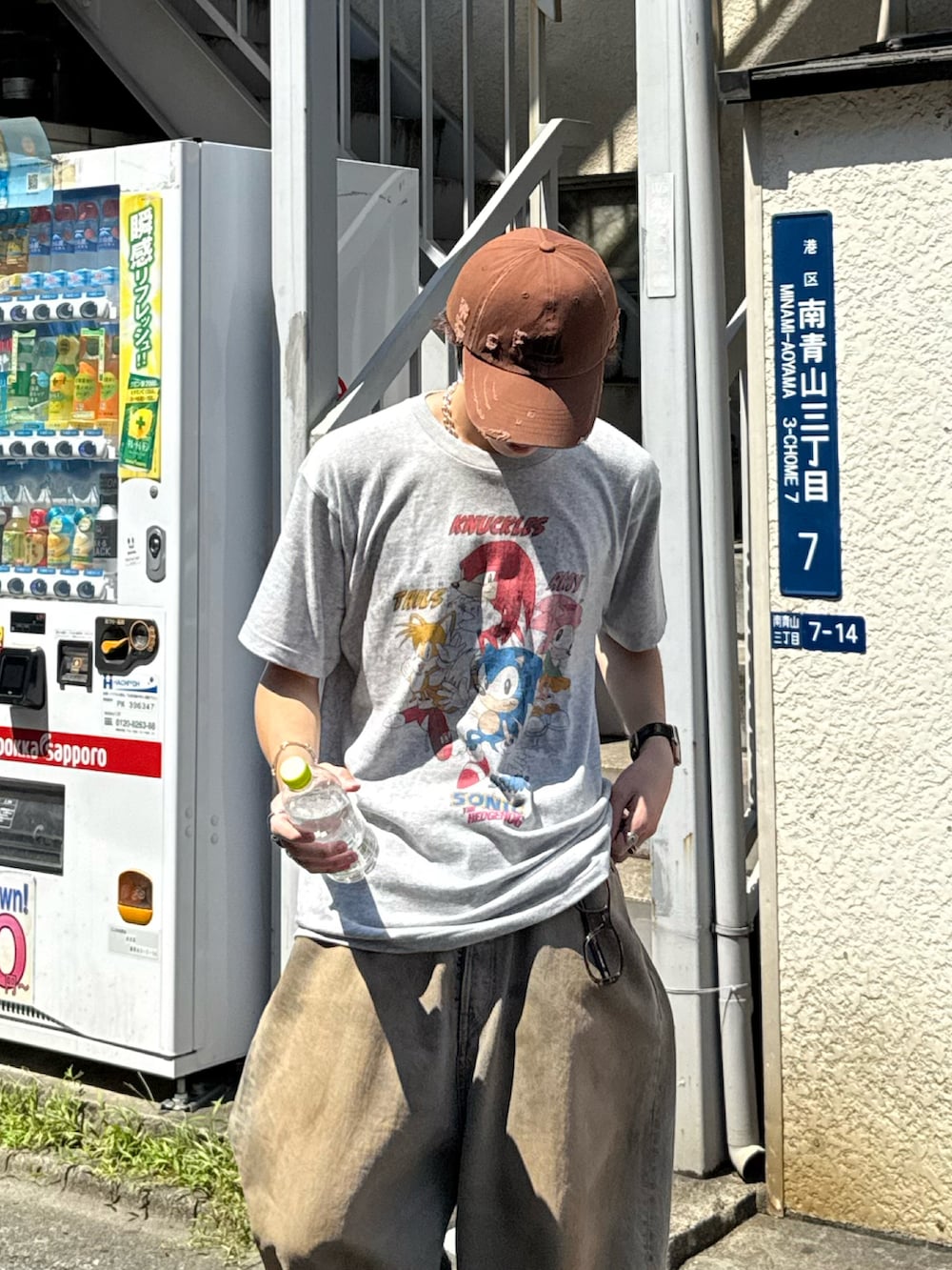 グレー系のTシャツ/カットソー、ブルー系のデニムパンツ、ブラック系のモカシン/デッキシューズを着用したメンズの夏コーディネートの2枚目の写真