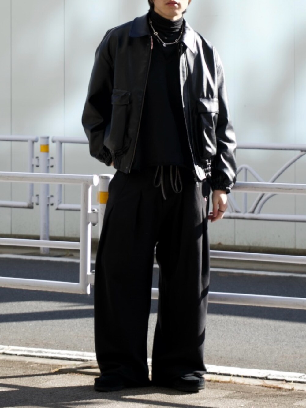 ブラック系のブルゾン、ブラック系のスウェット、ブラック系のスウェットパンツを着用したメンズの冬コーディネートの5枚目の写真