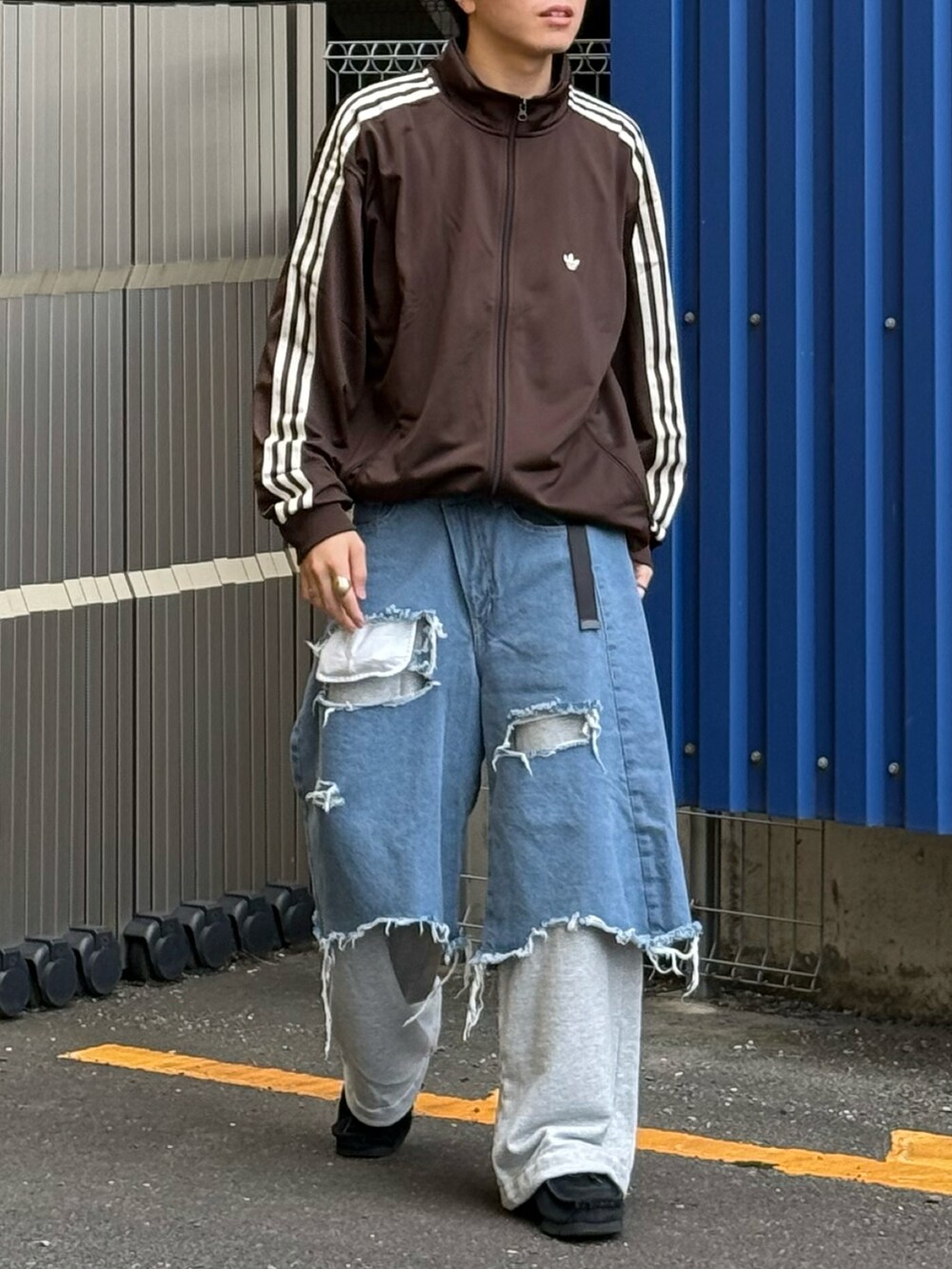 ブラウン系のジャージ、グレー系のスウェットパンツ、ブラック系のその他シューズを着用したメンズの秋コーディネートの4枚目の写真