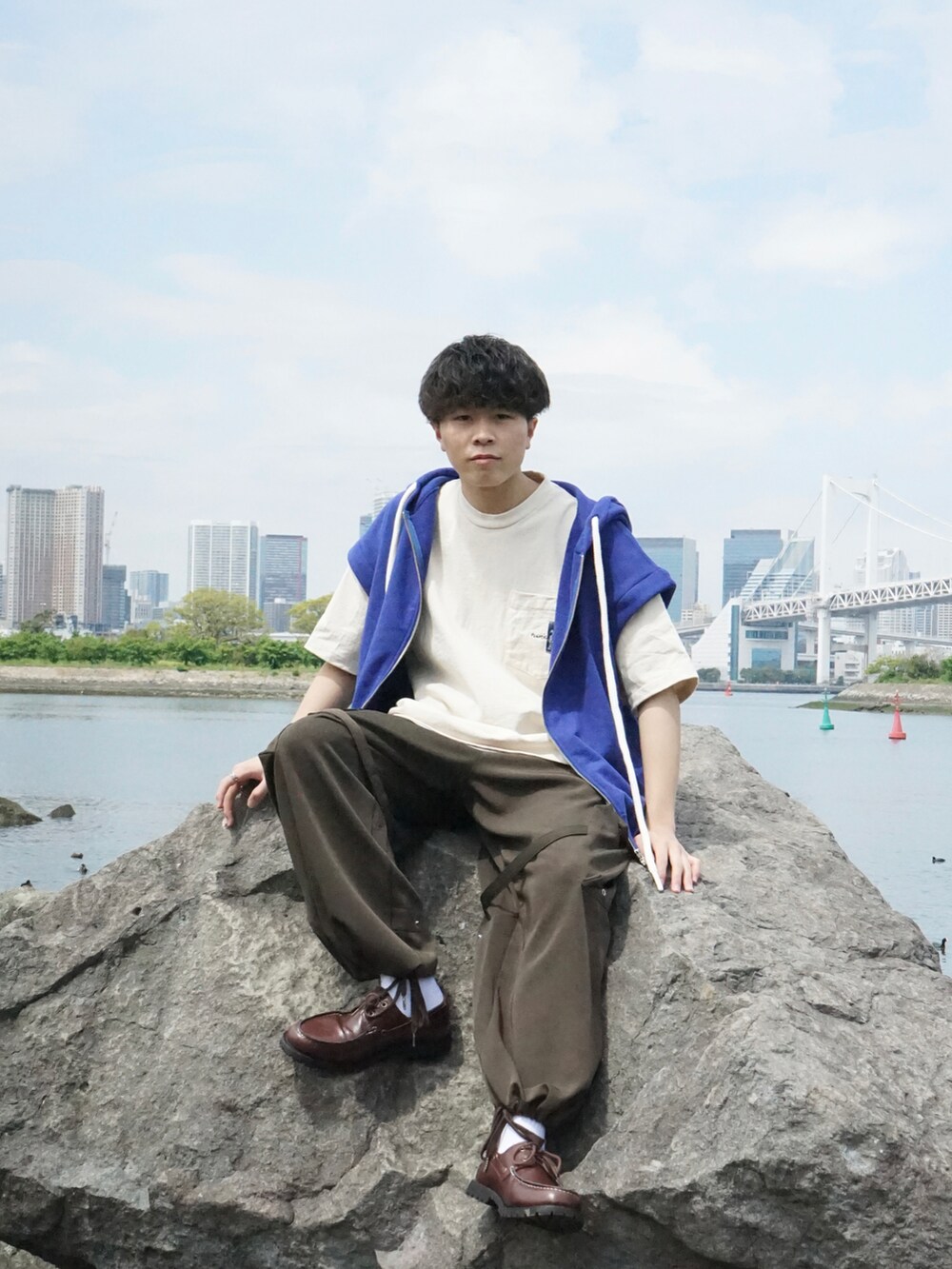 ブルー系のパーカー、ベージュ系のTシャツ/カットソー、グリーン系のサロペット/オーバーオールを着用したメンズの春コーディネートの3枚目の写真